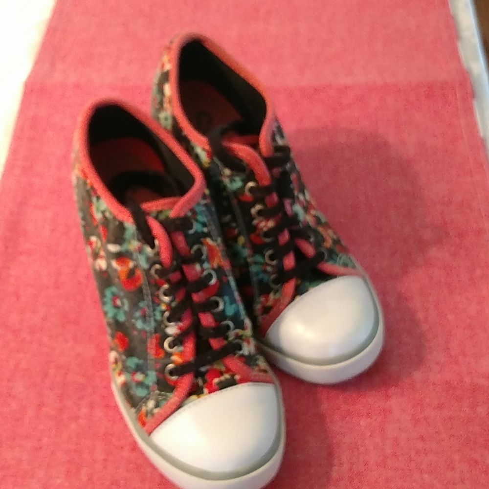 SO wedged Converse styled floral shoes, size 6